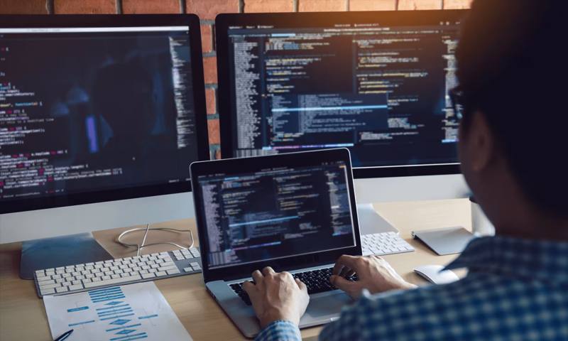 数据科学选型：R与Python如何赋能萝岗区网站建设？